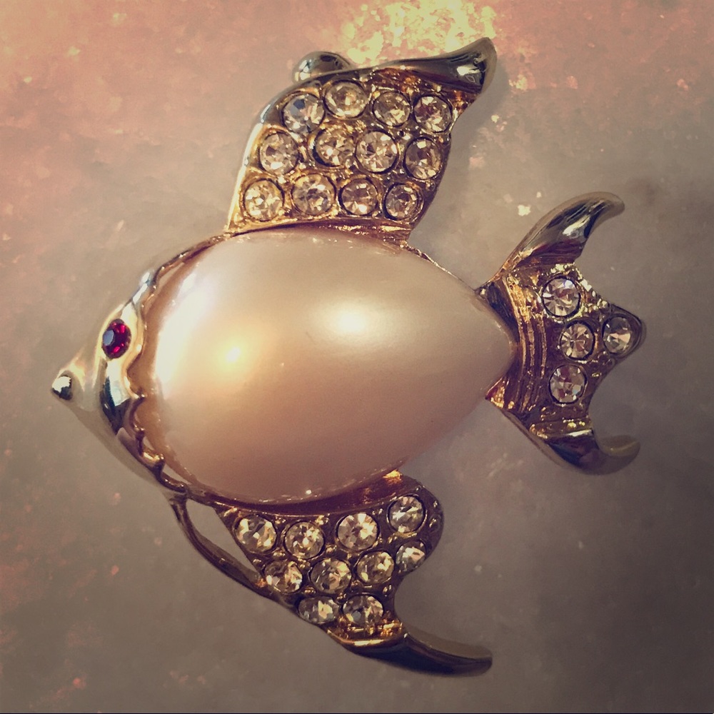 Vintage faux pearl fish 🐟 pin/brooch